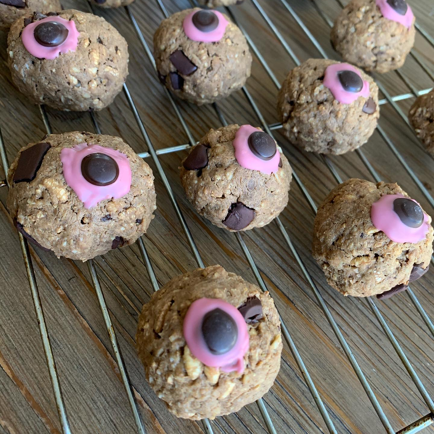 "SPOOKY" PEANUT BUTTER CHOCOLATE CHIP EYEBALL